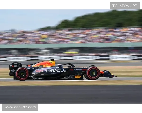 F1赛季最新动态:梅赛德斯与红牛的激烈对决引发车迷热议 F1赛季最新动态:梅赛德斯与红牛的激烈对决引发车迷热议